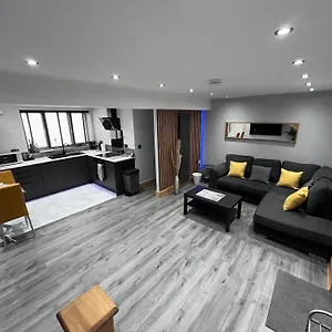 Apartment Entire Two Bedroom & Free Parking, Nottingham